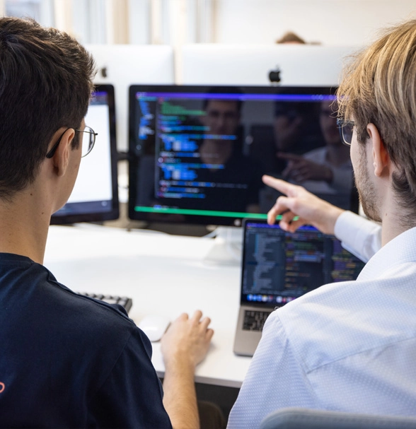 I collaboratori di Digio lavorano insieme al computer.