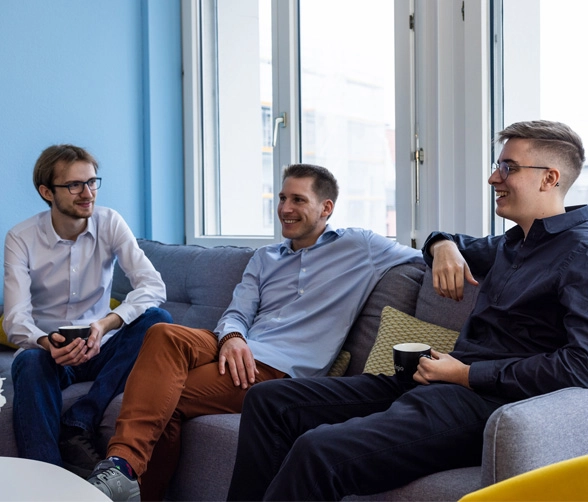 Collaborateurs de Digio en discussion.