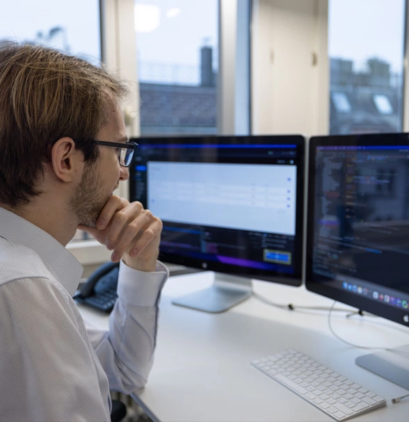 Senior Software Engineer der Digio AG bei der Arbeit.
